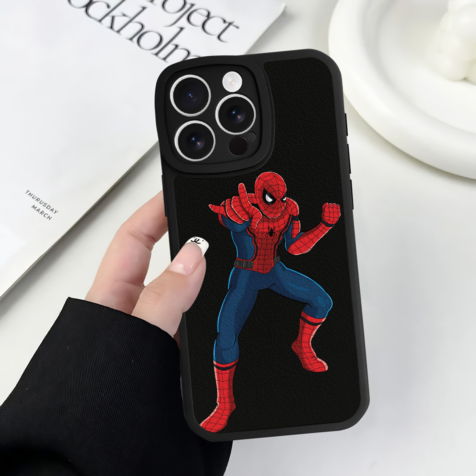 Spider Man スパイダーマン 【iPhone 16シリーズ対応】シリコンスマホケース（レザー調） 材質：シリコン